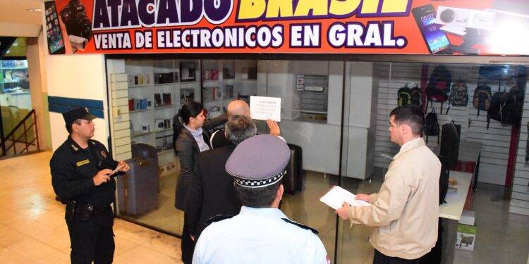 Prefeitura de Cidade do Leste interditou 35 lojas denunciadas por turistas