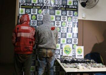 Dupla de jovens é flagrada tentado arremessar 18 celulares para dentro da PEF II