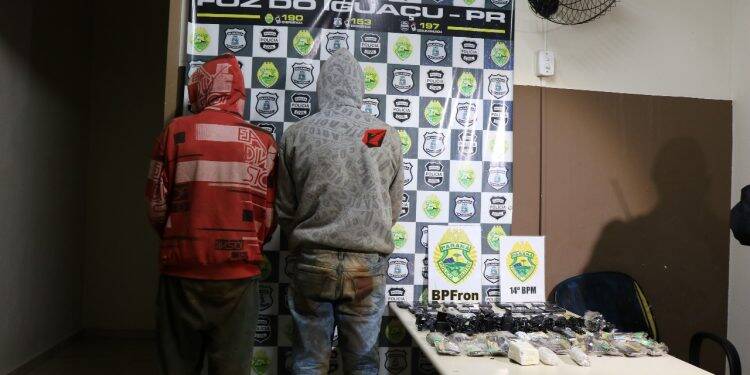 Dupla de jovens é flagrada tentado arremessar 18 celulares para dentro da PEF II