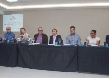 Candidata a vice-presidente assina pauta de prioridades de Foz, apresentada pelo Codefoz