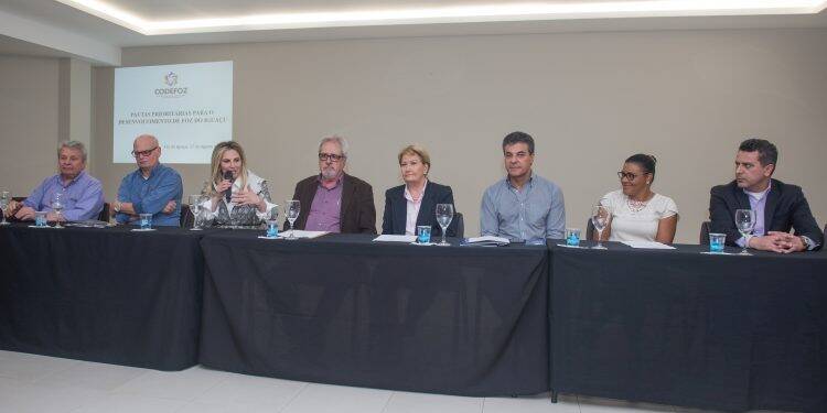 Candidata a vice-presidente assina pauta de prioridades de Foz, apresentada pelo Codefoz