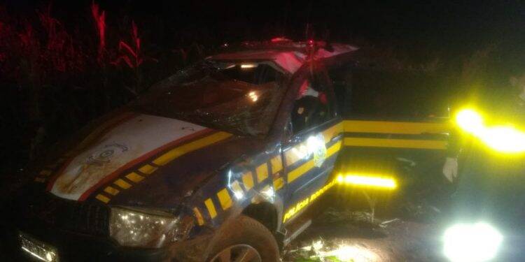 Viatura da PRF capota em estrada rural de Santa Terezinha de Itaipu