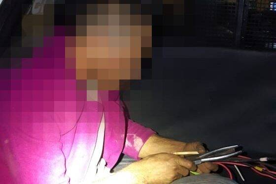 Homem é flagrado roubando fios de iluminação na Avenida Paraná