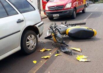 Acidente entre carro e moto deixa dois feridos