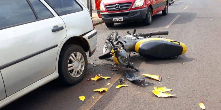Acidente entre carro e moto deixa dois feridos