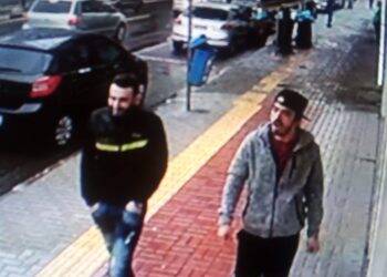 Câmera flagra rapaz batendo arma em vitrine de loja no centro de Foz