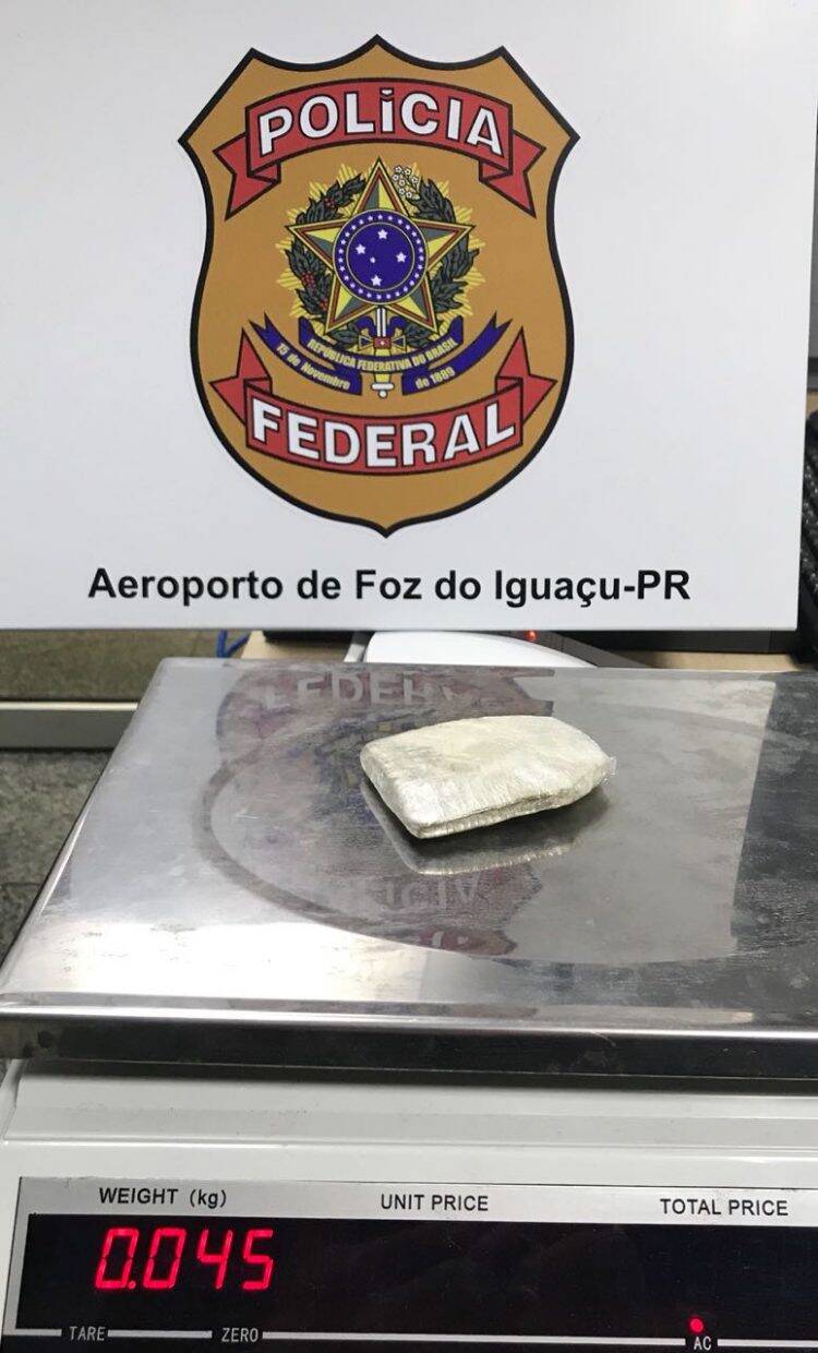Mulher é presa no Aeroporto de Foz com drogas presas ao corpo