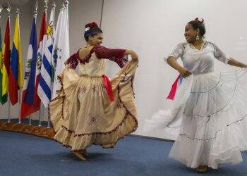 Elenco Folclórico da Unila se apresenta neste sábado no Teatro Barracão