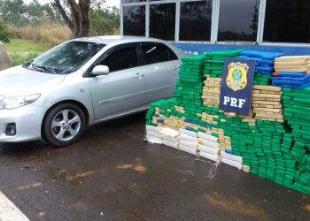 PRF apreende 784 quilos de maconha em carro roubado
