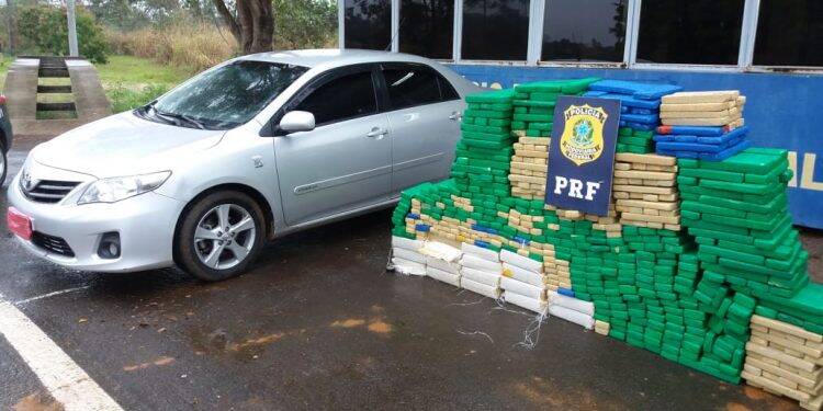 PRF apreende 784 quilos de maconha em carro roubado