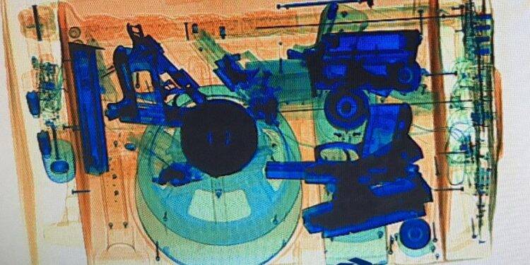 Scanner na Ponte da Amizade flagra pistolas Airsoft e anabolizantes em caixa de som