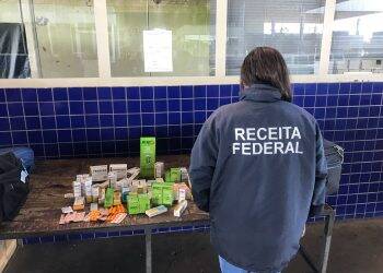 Baterias de celulares em fundo falso e medicamentos são apreendidos na Ponte  da Amizade