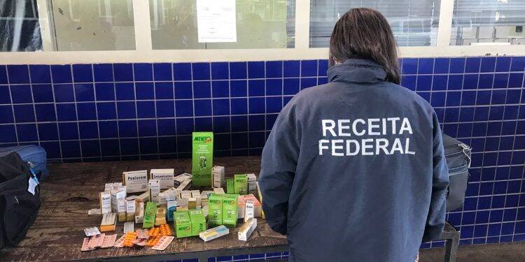 Baterias de celulares em fundo falso e medicamentos são apreendidos na Ponte  da Amizade