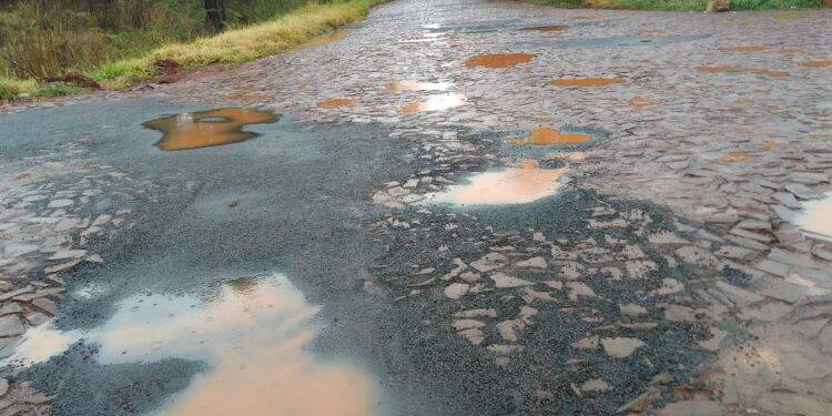 Moradores da área rural reclamam de buracos na Felipe Wandscheer