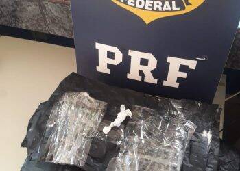 PRF/PR flagra dupla do Rio Grande do Sul transportando cocaína para ser revendida em Pelotas