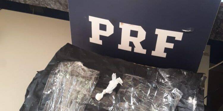 PRF/PR flagra dupla do Rio Grande do Sul transportando cocaína para ser revendida em Pelotas