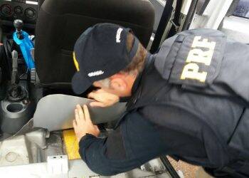 PRF encontra 50 tabletes de cocaína em fundo falso de automóvel