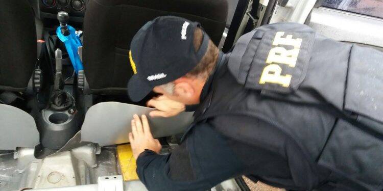 PRF encontra 50 tabletes de cocaína em fundo falso de automóvel