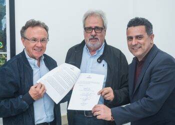 Candidato Nelton Friedrich assina carta-compromisso do Codefoz