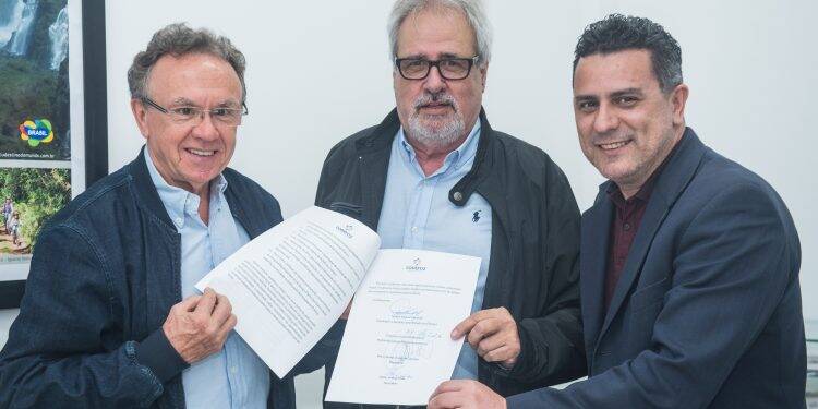 Candidato Nelton Friedrich assina carta-compromisso do Codefoz