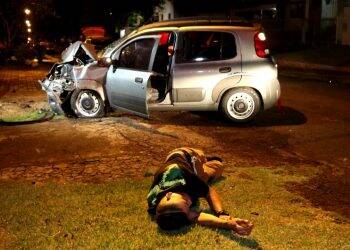 Rapaz dirige na contramão e bate em poste ao fugir da GM