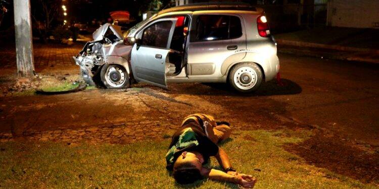 Rapaz dirige na contramão e bate em poste ao fugir da GM