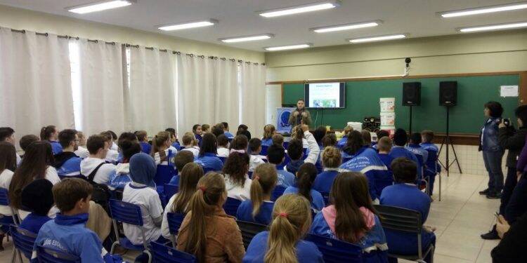Estudantes de Pato Bragado aprendem na prática como fazer a compostagem de materiais orgânicos