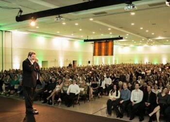 Projeto Sicredi Saber promoveu palestra com Mário Sergio Cortella em Foz do Iguaçu