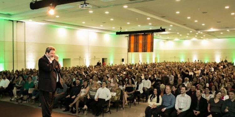 Projeto Sicredi Saber promoveu palestra com Mário Sergio Cortella em Foz do Iguaçu