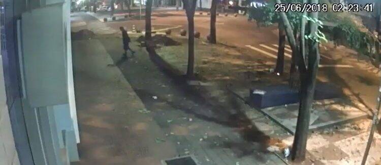 Polícia pede ajuda para identificar vândalo do centro