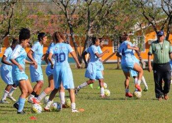 Feriado com estadual de futebol feminino em Foz