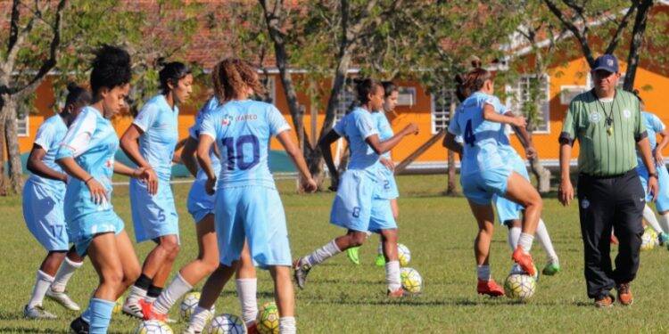 Feriado com estadual de futebol feminino em Foz