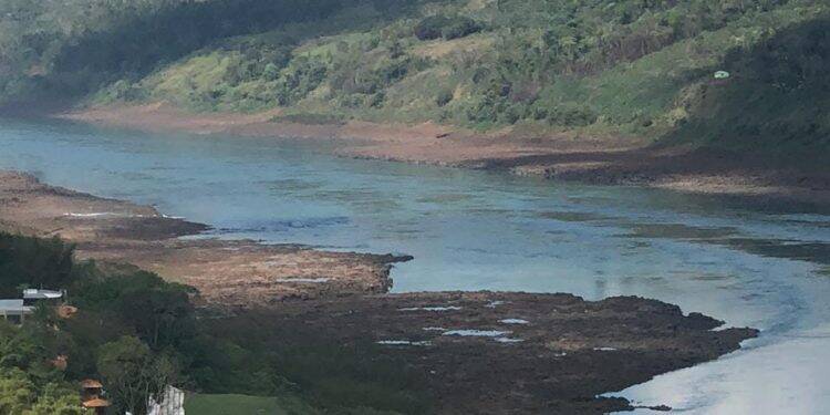 Falta de chuvas no inverno baixaram nível dos rios Paraná e Iguaçu