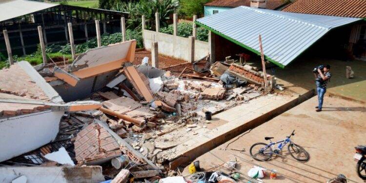 Prédio desaba em Cidade do Leste