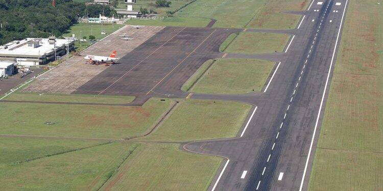 Avião de pequeno porte sai da pista no Aeroporto de Foz do Iguaçu