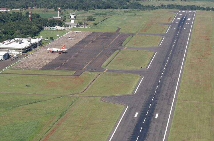 Avião de pequeno porte sai da pista no Aeroporto de Foz do Iguaçu