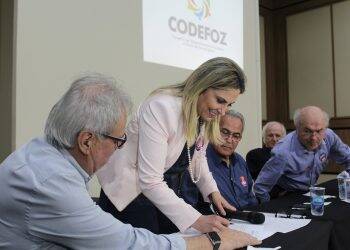 Cida Borghetti assina carta-compromisso do Codefoz