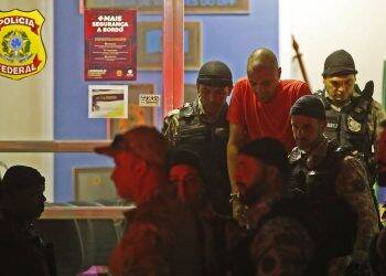 Autor do ataque contra Bolsonaro chega a presídio federal em Campo Grande