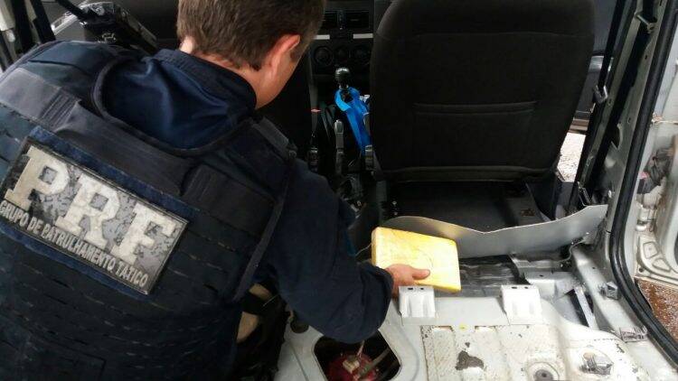 PRF encontra 50 tabletes de cocaína em fundo falso de automóvel