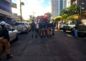 Homem entra em prédio e ameaça atear fogo no próprio corpo