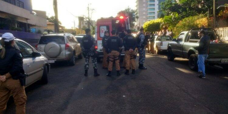 Homem entra em prédio e ameaça atear fogo no próprio corpo
