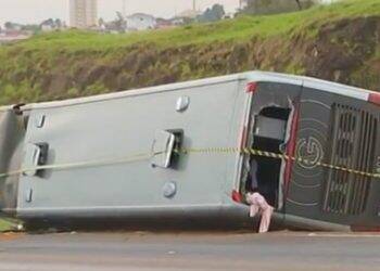 Ônibus de Foz do Iguaçu se acidenta na Rodovia de Tietê