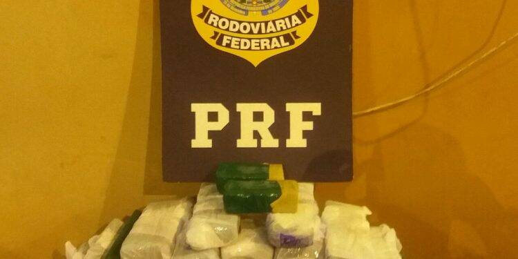 PRF prende mulher transportando 19,9 kg maconha.