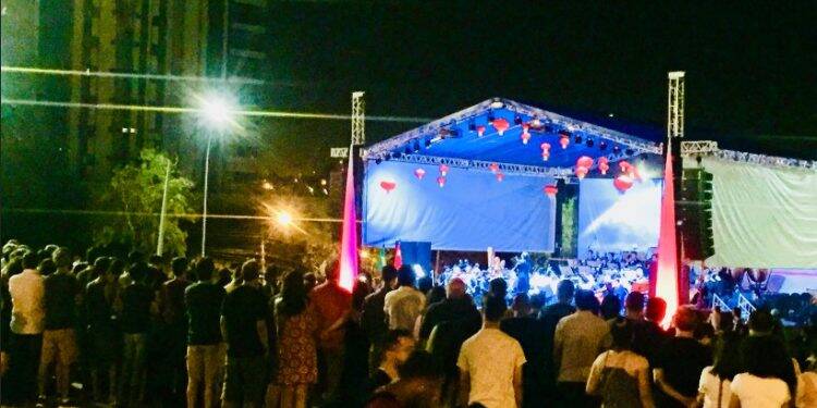 Orquestra de Zhejiang, da China, se apresentou na Praça da Paz