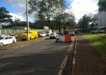 Trânsito na Avenida Paraná fica em meia pista para obra de recape
