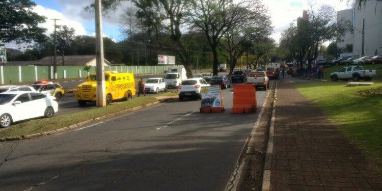 Trânsito na Avenida Paraná fica em meia pista para obra de recape