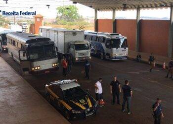 Ação na BR-277 apreende comboio de sete ônibus carregados com mercadorias