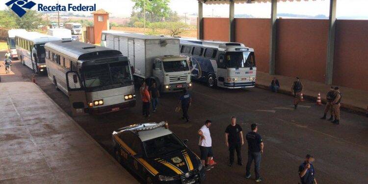 Ação na BR-277 apreende comboio de sete ônibus carregados com mercadorias