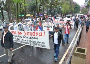 Manifestantes pedem intervenção na prefeitura de Cidade do Leste