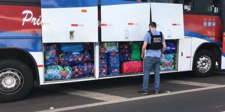 Ônibus carregados com mercadorias são apreendidos em Medianeira